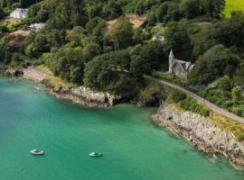 Glandore mews situated in the picturesque village of Glandore, Hotel in Glandore