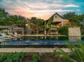 Large Contemporary African Home, cabaña o casa de campo en Midrand