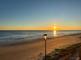 Breathtaking Beachfront House، فندق في سويكا