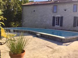 Pansija Belle et spacieuse chambre d’hôtes avec piscine pilsētā Savignac-de-Duras