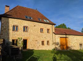 Le Nid du Hibou, hotel s parkiriščem v mestu Saint-Julien-de-Civry