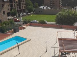 Apartamento dúplex acogedor con piscina en Rialp, vacation rental in Rialp