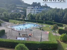 Soleado piso con garaje y piscina a 8' centro, hotel with pools in Castro-Urdiales