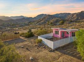Lil Pink - Million Dollar Views on 2 acres!, villa i Morongo Valley