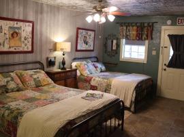 Acorn Hideaways Canton Beautiful 1890s Fashion Suite up to 6, hotel in Canton