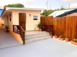 Cozy 1-bedroom apartment close to city center, hotel cerca de Puente de la Reina Emma, Willemstad