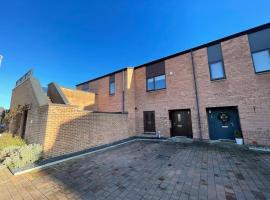 2 Bedroom House with Garden Next to River Tees، فندق بالقرب من Teesside Shopping Park، ستوكتون-أون-تيز