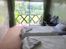 Mao Pha Sok Guesthouse, hotel with parking in Luang Prabang