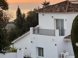 Luxury Villa Andalucia Seaview Private Pool close to Centre, hotel cerca de Plaza de España, Benalmádena