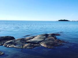 Luxury cosy cottage near the sea, hotel v destinaci Karlstad