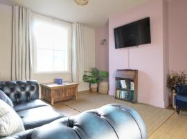 Lovely 4 Bed House in Huddersfield with parking, vacation rental in Huddersfield