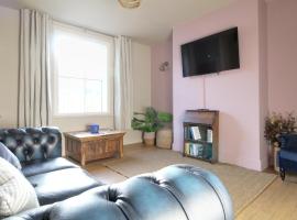Lovely 4 Bed House in Huddersfield with parking, hotel in Huddersfield