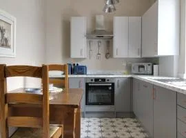 Lovely Hudds home, x4 double bedrooms & parking
