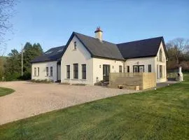 Kilskeery Lodge, modern country house with hot tub