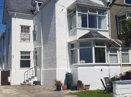 Huge 7 bed hse for large groups close by the beach