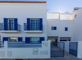 Blue Villa by ALGARVEMANTA, hotell nära Praia da Manta Rota-stranden, Manta Rota
