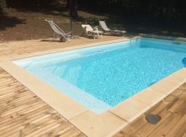 Maison chaleureuse avec piscine, hotel en Padirac