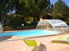 Au jardin des gallinettes location villa piscine privée Carcassonne, hotell i Alairac