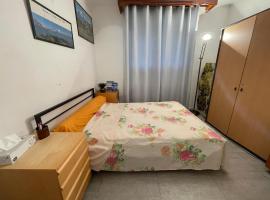 Chambre privé, homestay in Antibes