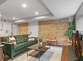 Stylish & Blissful 2BR Apartment in Chicago - Barry 837-GB