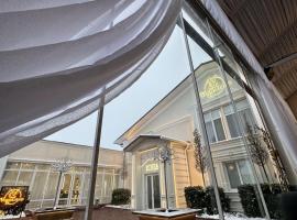 Hotel VinoGrad, hotel com piscina em Haysyn