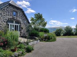 Maison d'Hôtes La Grange, B&B/chambre d'hôtes à Salers