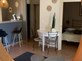 appartement cosy avec climatisation réversible GOLF DE SAUMANE, hotel perto de Provence Country Club Golf Course, Saumane-de-Vaucluse