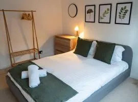 Calm Cosy House with Beautiful Riverside Walk to Centre