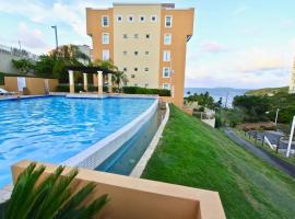 Ocean & Marina Views 3 Bedroom 2 Bathroom Luxury Condo, Familienhotel in Fajardo