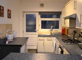 Cozy home near city, sleeps 5, Free Parking, WIFI, apartment in Liverpool