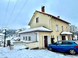 Appartement situé entre La Bresse et Gérardmer - 13 minutes des pistes de ski - 2 personnes - Cuisine équipé avec Four, plaque de cuisson, lave-vaisselle, Machine à café, Raclette