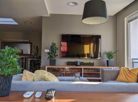 Luxurious villa-apartment with spacious terrace, hotel met parkeren in Praag