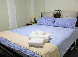 New Queen Bedroom for a couple, parkolóval rendelkező hotel Officer városában