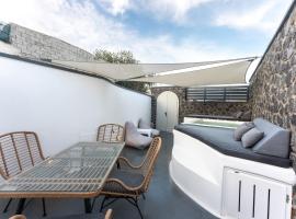 Sun Naam Home Santorini with heated jacuzzi, viešbutis mieste Karterados