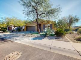 NEW! Stunning Peaceful Peoria Home - Very Close to Sports Complex, hôtel à Peoria