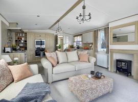 Holkham Lodge, pet-friendly hotel in Wells next the Sea