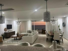 Luxury Marbella Beach Front 3 bedrooms apartment – hotel z parkingiem w mieście Guayacanes