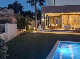 2260-Luxury villa with private pool and seaview, Hotel in Manilva
