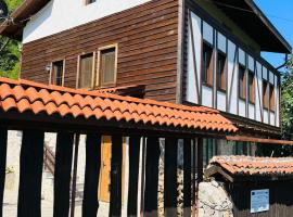 Къща за гости Под Манастира, allotjament vacacional a Skrino