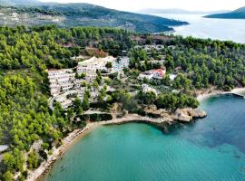 Alonissos Beach Bungalows And Suites Hotel, complexe hôtelier à vieille ville d'Alonissos