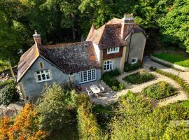 Fabulous Dartmoor House: Views, Turret, & Fire Pit، فندق في Lustleigh