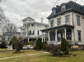 1 Br Private Victorian Apt in convenient City location on 5 acre, sleeps 4, hôtel à Poughkeepsie près de : Vanderbilt Mansion National Historic Site