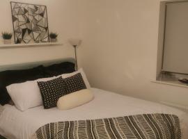 Private kingsize room, hotel with parking in Shinfield