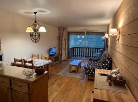 Appartement à Enchastrayes sur piste station de ski au Sauze à 3km de Barcelonnette, Hotel in Enchastrayes