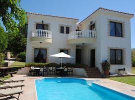 Sunray Villa - Luxury Villa with Private Pool, hotel di lusso a Argaka