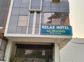 Relax Square & Hotel By WB Inn、アルワルのホテル
