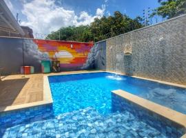 Casa com Piscina e 3 Quartos Climatizados 8km do Centro, hotel em Palmas