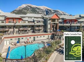 Mountain Retreat - Modern and Bright with Panorama Views 2 bedrooms, 4 beds, heated all-year outdoor pool, hottub, balcony, Banff Park Pass, hotell med jacuzzi i Canmore