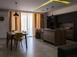Modern 3 bedroom Apartment in Luqa (Sleeps 6), hotell i Luqa