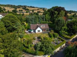 Little Acre, a spacious hidden gem with hot tub, vacation home in Kington